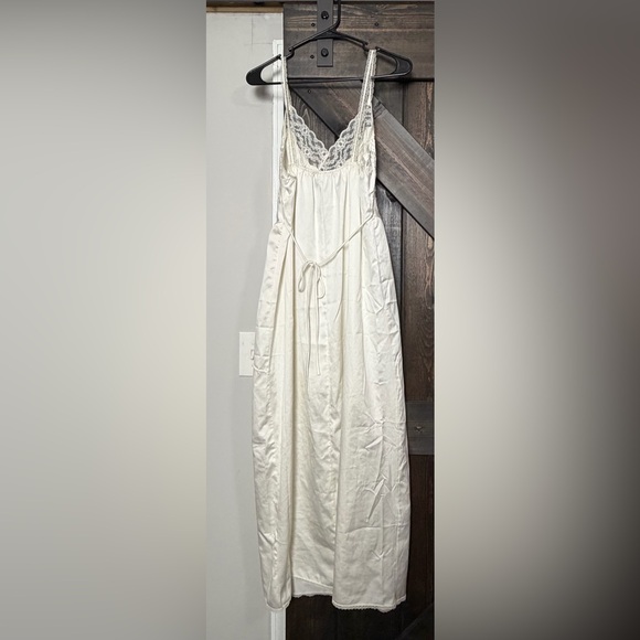 Vintage Victoria’s Secret Ivory Lace Satin Slip Nightgown XS/S Bridal - Picture 3 of 5